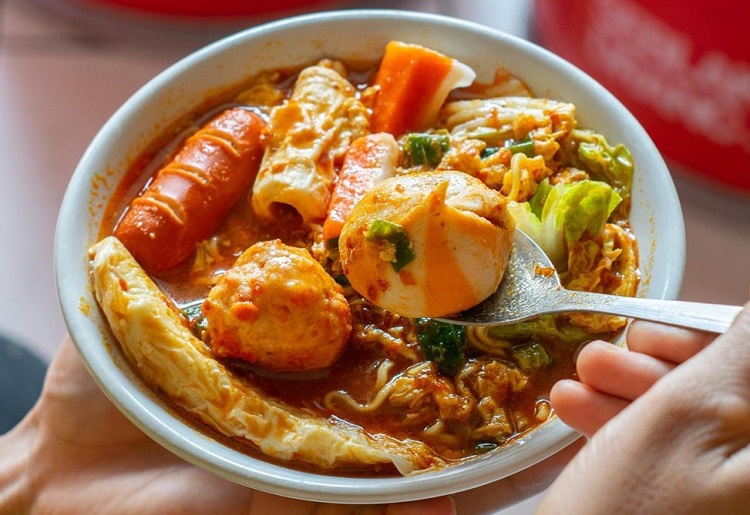 Seblak Prasmanan Teh Yuni: Rasa Pedas yang Menggoda di Jantung Cilacap